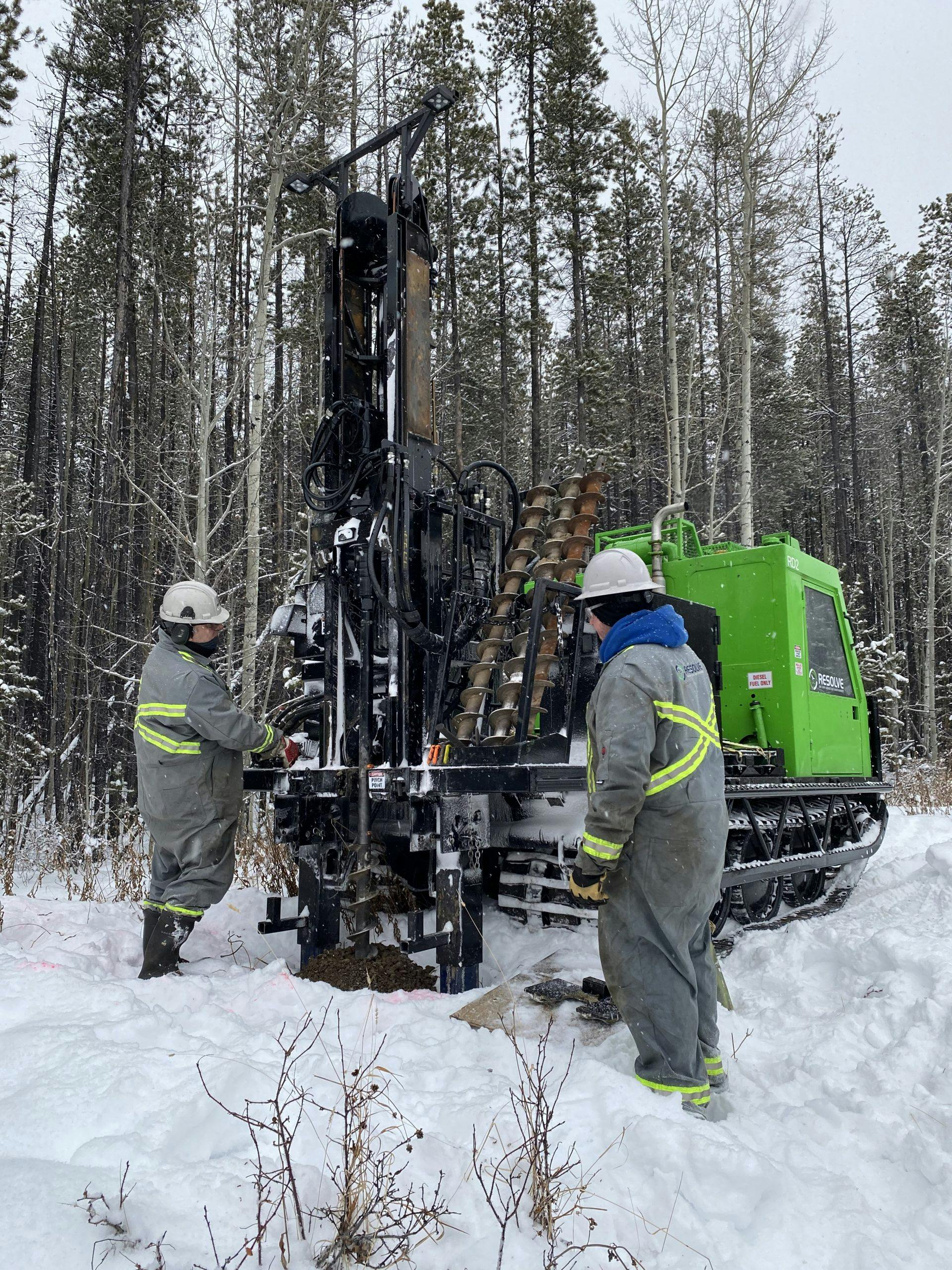 Crew running an environmental drilling rig.